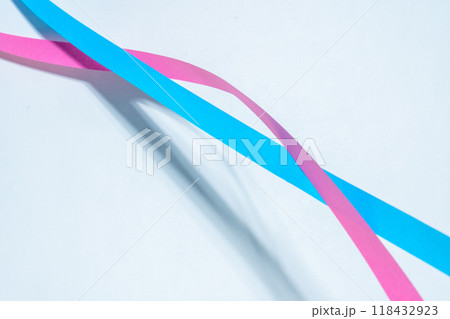 青とピンクのリボン 118432923
