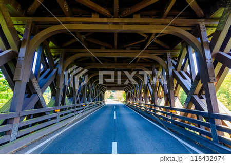 夏の阿蘇望橋　熊本県阿蘇市 118432974