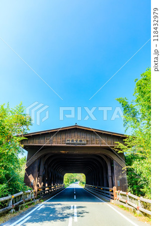 夏の阿蘇望橋　熊本県阿蘇市 118432979