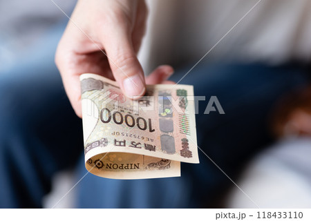 お金を手渡す 118433110