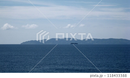 日本海と粟島と貨物船 118433388