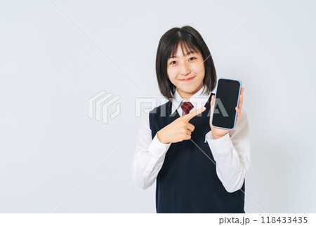 スマホの画面を見せる女子学生 スマホの画面を見せる女子学生 118433435