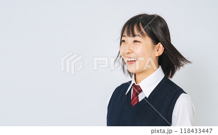 風に髪をなびかせる制服を着た女子学生 118433447