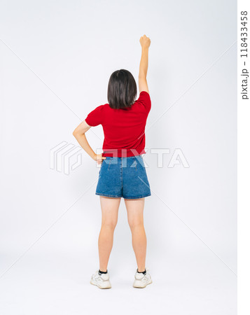 ガッツポーズする女の子の後ろ姿の全身写真 118433458