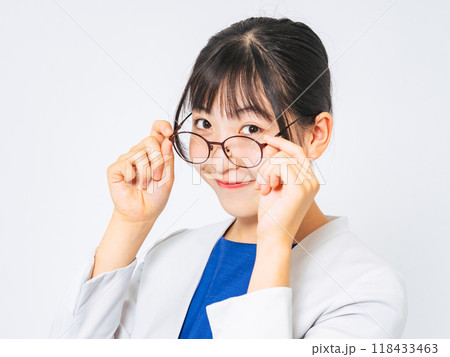 眼鏡をかけた女性のポートレート 118433463