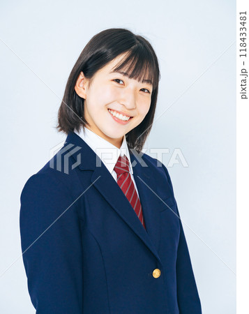 ブレザー制服を着た女子学生 118433481