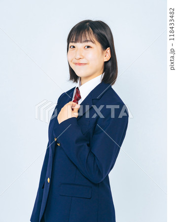 ブレザー制服を着た女子学生 118433482