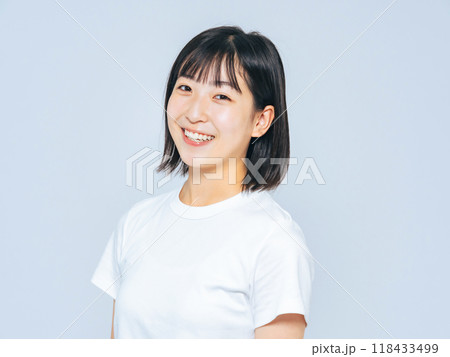 カジュアルな女の子のポートレート カジュアルな女の子のポートレート 118433499