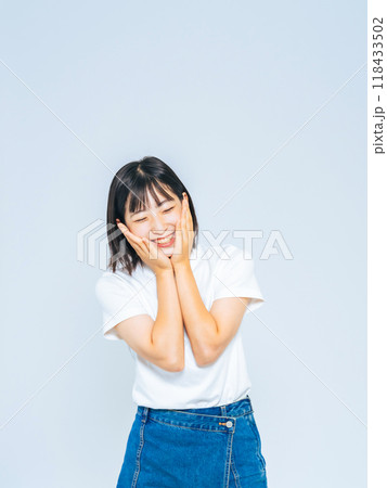 ときめくカジュアルな女の子のポートレート ときめくカジュアルな女の子のポートレート 118433502