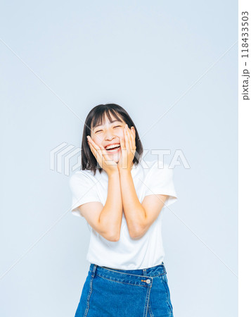 ときめくカジュアルな女の子のポートレート ときめくカジュアルな女の子のポートレート 118433503