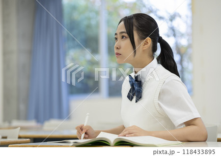 勉強する女子高校生の横顔　撮影協力：有明教育芸術短期大学 118433895