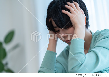 気分が落ち込む女性　憂鬱な気分の女性 118434369