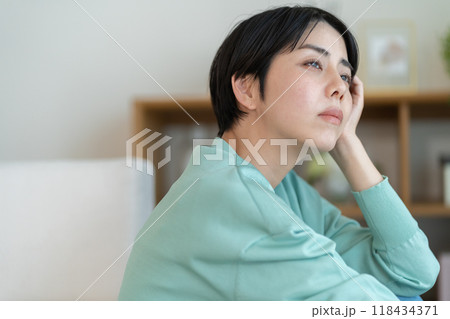 気分が落ち込む女性　憂鬱な気分の女性 118434371