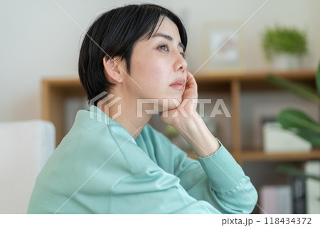 気分が落ち込む女性　憂鬱な気分の女性 118434372