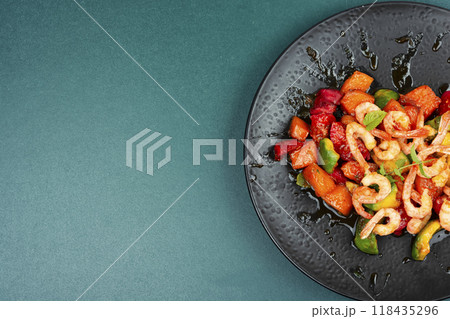 Salad with prawns and fruit. 118435296