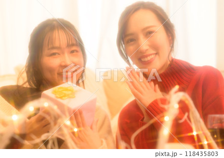 プレゼントを交換する二人の女性 118435803
