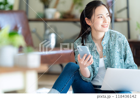 リビングでくつろぐ若い女性 118436142