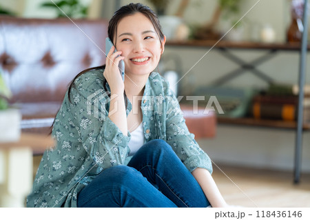 リビングでくつろぐ若い女性 118436146