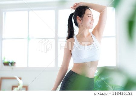 リビングでダイエットをする若い女性 118436152