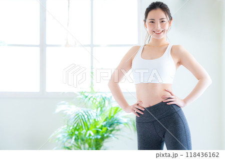 リビングでダイエットをする若い女性 リビングでダイエットをする若い女性 118436162