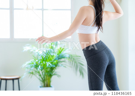 リビングでダイエットをする若い女性 118436165