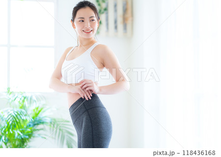 リビングでダイエットをする若い女性 118436168