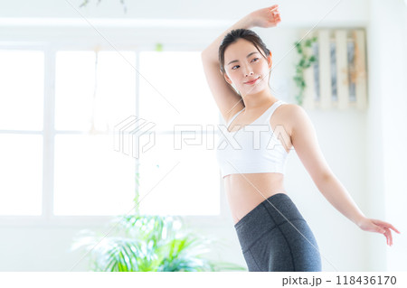 リビングでダイエットをする若い女性 リビングでダイエットをする若い女性 118436170