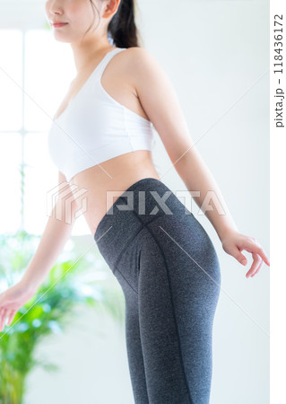 リビングでダイエットをする若い女性 118436172