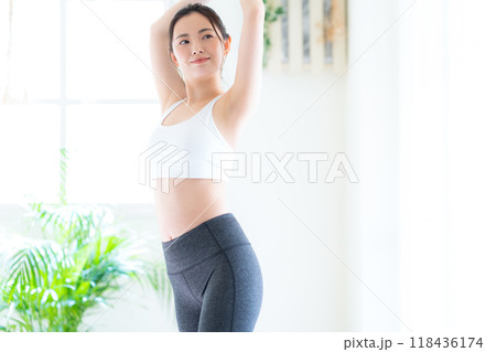 リビングでダイエットをする若い女性 118436174
