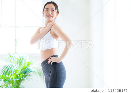 リビングでダイエットをする若い女性 118436175