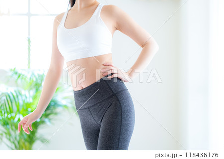 リビングでダイエットをする若い女性 リビングでダイエットをする若い女性 118436176