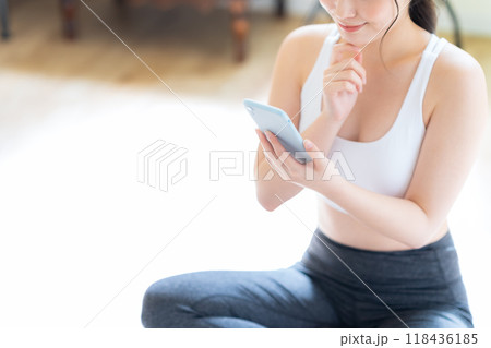 リビングでダイエットをする若い女性 118436185