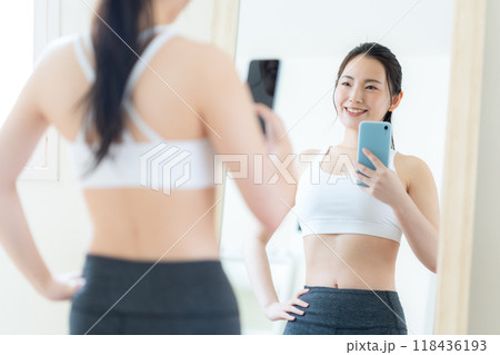 リビングでダイエットをする若い女性 118436193
