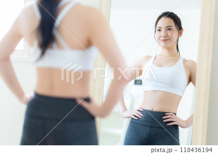 リビングでダイエットをする若い女性 118436194