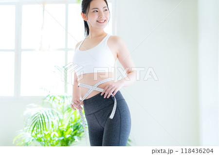 リビングでダイエットをする若い女性 118436204