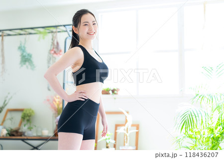 リビングでダイエットをする若い女性 リビングでダイエットをする若い女性 118436207