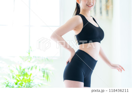 リビングでダイエットをする若い女性 リビングでダイエットをする若い女性 118436211