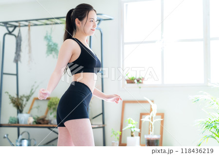リビングでダイエットをする若い女性 118436219