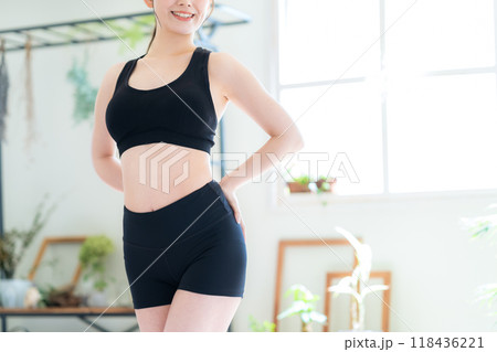 リビングでダイエットをする若い女性 118436221
