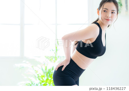 リビングでダイエットをする若い女性 118436227