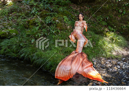 川辺に座る黒髪の女性の人魚 118436664