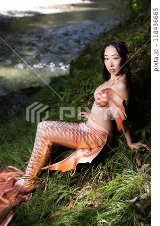 川辺に座る黒髪の女性の人魚 118436665