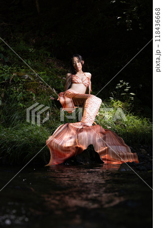 川辺に座る黒髪の女性の人魚 118436668
