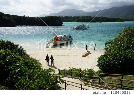 川平公園の木陰から見える川平湾とグラスボート　7月石垣島26川平湾とグラスボート・沖縄八重山諸島 118436838