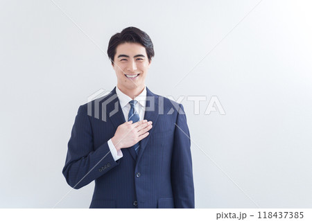 胸に手を当てる働くビジネスマン（白背景・白バック） 118437385
