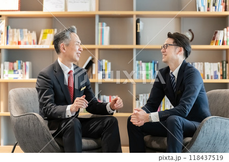 商談をするビジネスマン 118437519