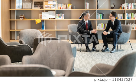 商談をするビジネスマン 118437527