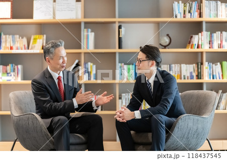 商談をするビジネスマン 118437545