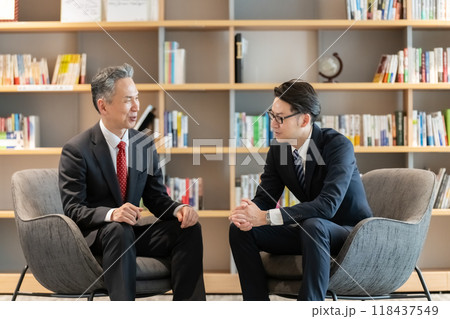 商談をするビジネスマン 118437549