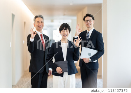 ビジネス　男女　ポートレート　OK 118437573